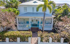 Deluxe King With Balcony - At James House With Parking!