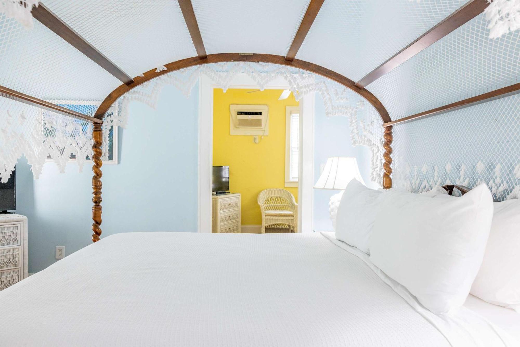 Deluxe King With Balcony - At James House With Parking! Key West Exterior photo